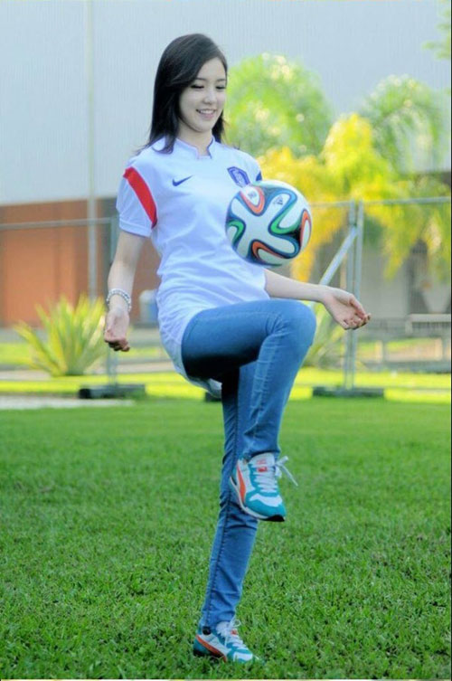 Fan bóng đá “phát sốt” vì 5 MC xinh đẹp - 5