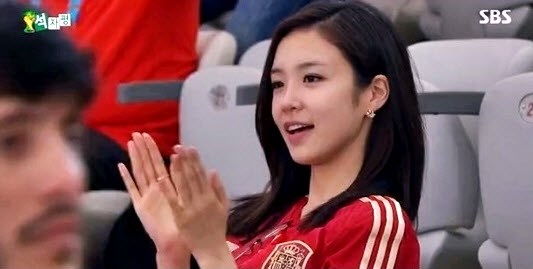 Fan bóng đá “phát sốt” vì 5 MC xinh đẹp - 3