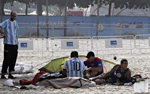 ''1001 cách ngủ'' của CĐV tại World Cup 2014 - 7