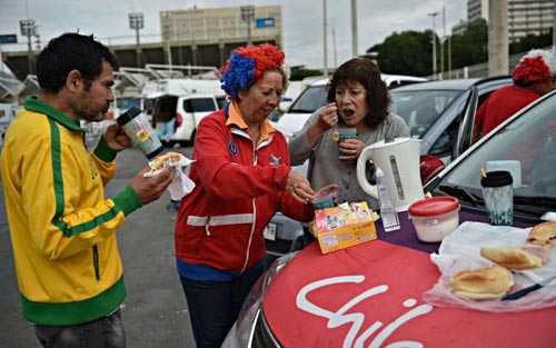 ''1001 cách ngủ'' của CĐV tại World Cup 2014 - 4