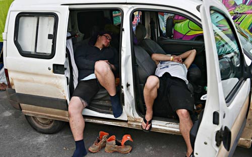 ''1001 cách ngủ'' của CĐV tại World Cup 2014 - 7