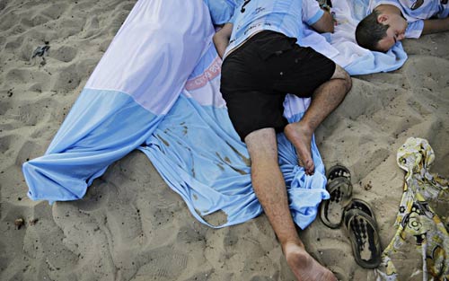 ''1001 cách ngủ'' của CĐV tại World Cup 2014 - 11