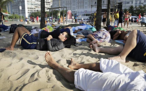 ''1001 cách ngủ'' của CĐV tại World Cup 2014 - 6