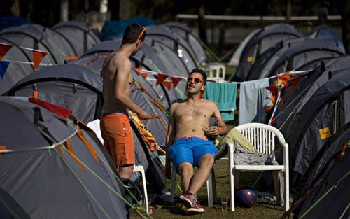 ''1001 cách ngủ'' của CĐV tại World Cup 2014 - 13