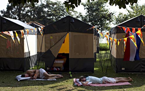 ''1001 cách ngủ'' của CĐV tại World Cup 2014 - 14