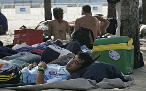 ''1001 cách ngủ'' của CĐV tại World Cup 2014 - 12