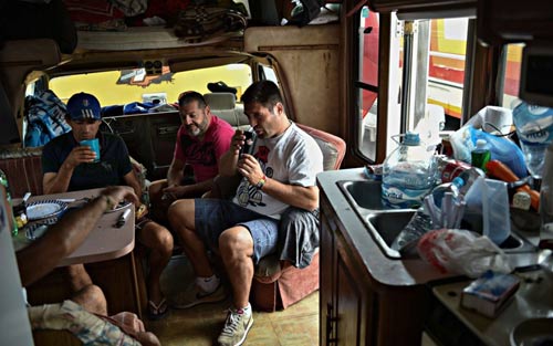 ''1001 cách ngủ'' của CĐV tại World Cup 2014 - 2