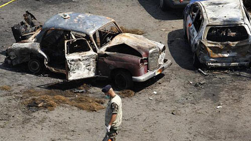 Al-Qaeda tấn công sân bay ở Yemen, hàng chục người chết - 1