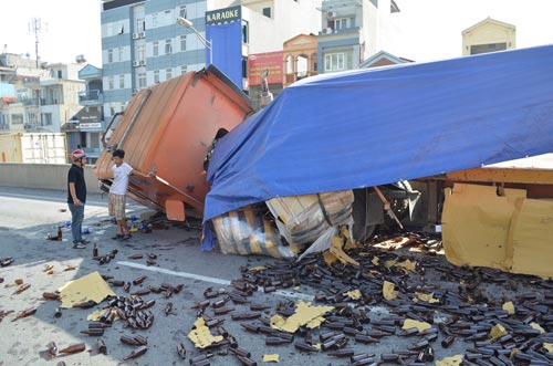 Hà Nội: Lật xe container, 50.000 chai bia tràn ra đường - 3