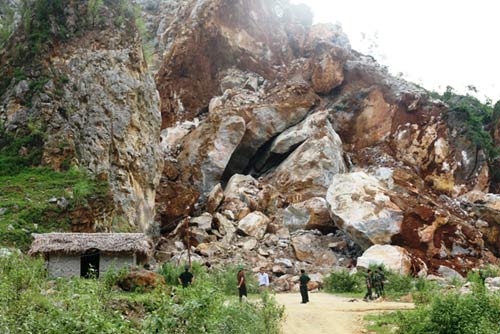 Sập mỏ đá ở Phú Thọ: Tìm thấy thi thể nạn nhân đầu tiên - 1