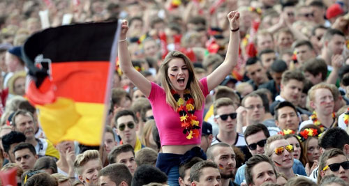 Người đẹp mặc bikini dầm mưa cổ vũ ĐT Mỹ - 14