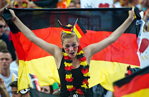 Người đẹp mặc bikini dầm mưa cổ vũ ĐT Mỹ - 13