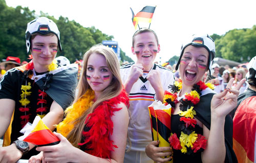 Người đẹp mặc bikini dầm mưa cổ vũ ĐT Mỹ - 15