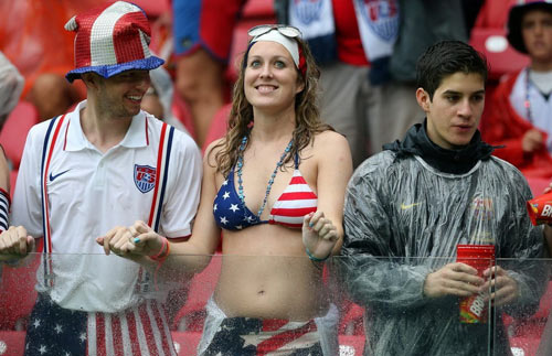 Người đẹp mặc bikini dầm mưa cổ vũ ĐT Mỹ - 3