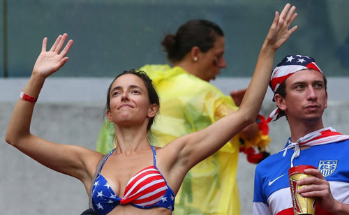 Người đẹp mặc bikini dầm mưa cổ vũ ĐT Mỹ - 4