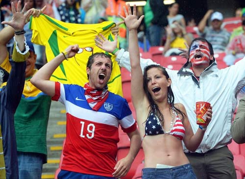 Người đẹp mặc bikini dầm mưa cổ vũ ĐT Mỹ - 2