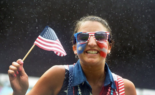 Người đẹp mặc bikini dầm mưa cổ vũ ĐT Mỹ - 11