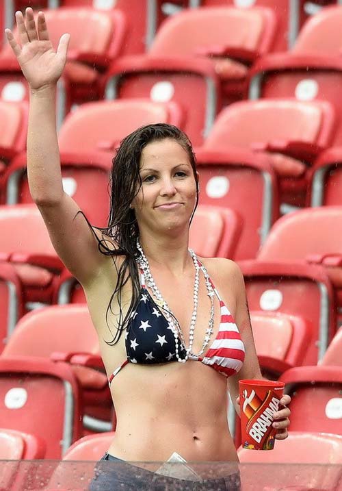 Người đẹp mặc bikini dầm mưa cổ vũ ĐT Mỹ - 12