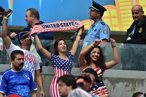 Người đẹp mặc bikini dầm mưa cổ vũ ĐT Mỹ - 7