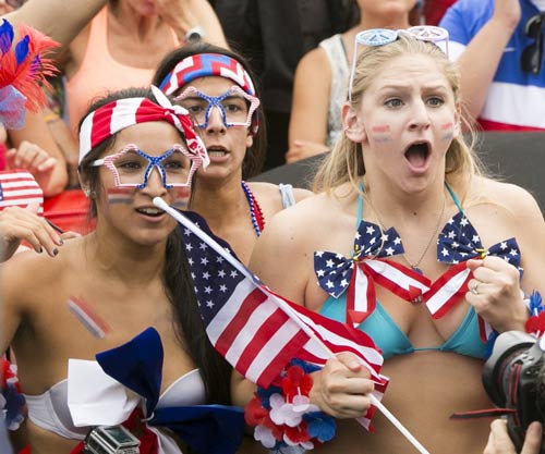 Người đẹp mặc bikini dầm mưa cổ vũ ĐT Mỹ - 5