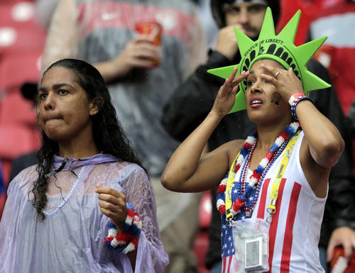 Người đẹp mặc bikini dầm mưa cổ vũ ĐT Mỹ - 9