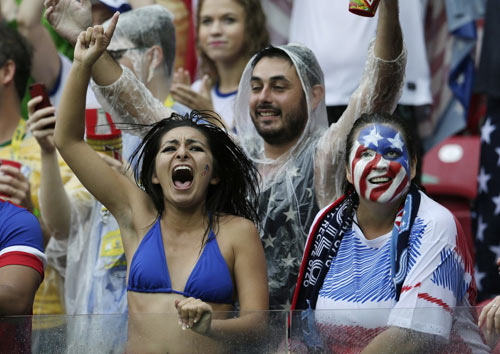 Người đẹp mặc bikini dầm mưa cổ vũ ĐT Mỹ - 10