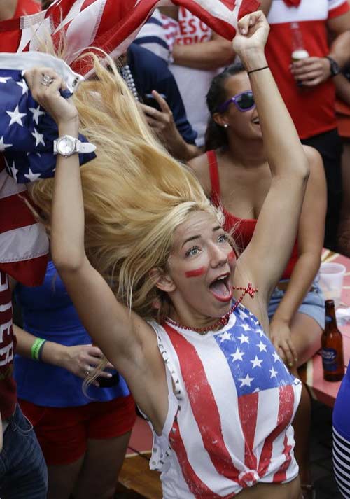 Người đẹp mặc bikini dầm mưa cổ vũ ĐT Mỹ - 6