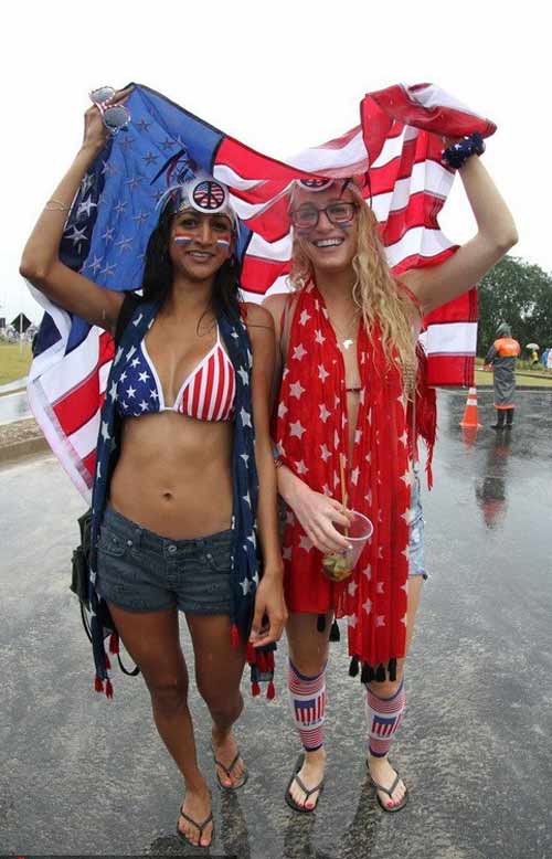 Người đẹp mặc bikini dầm mưa cổ vũ ĐT Mỹ - 1