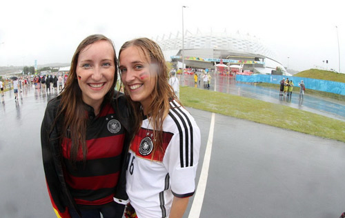 Người đẹp mặc bikini dầm mưa cổ vũ ĐT Mỹ - 1