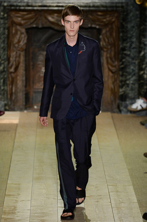 Sành điệu như quý ông của Valentino và Louis Vuitton - 16