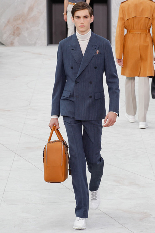 Sành điệu như quý ông của Valentino và Louis Vuitton - 2