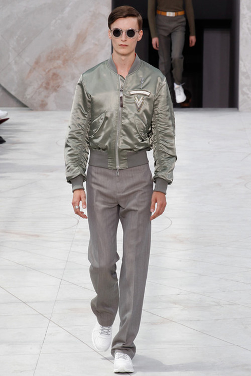 Sành điệu như quý ông của Valentino và Louis Vuitton - 13