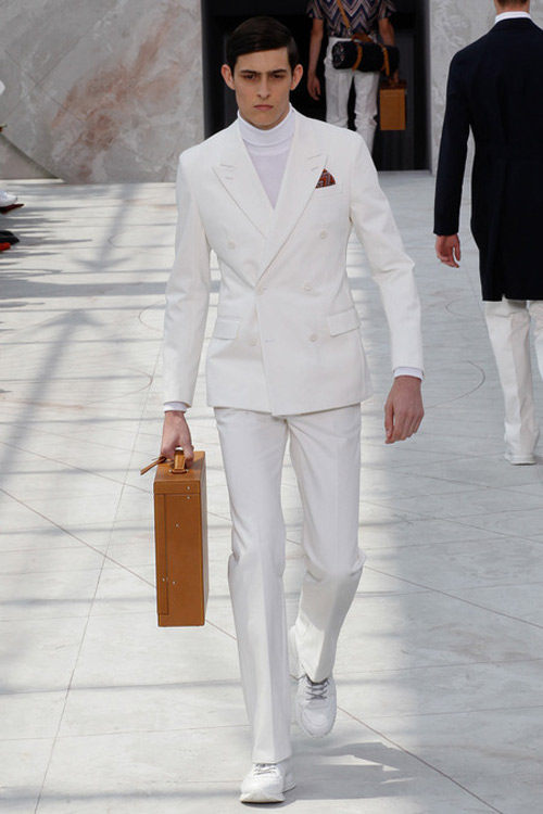 Sành điệu như quý ông của Valentino và Louis Vuitton - 17