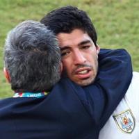 HLV Uruguay bức xúc tố Suarez bị biến thành vật tế thần