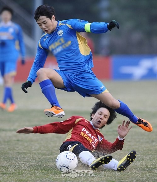 5 "lãng tử trên sân cỏ" của showbiz Hàn - 4