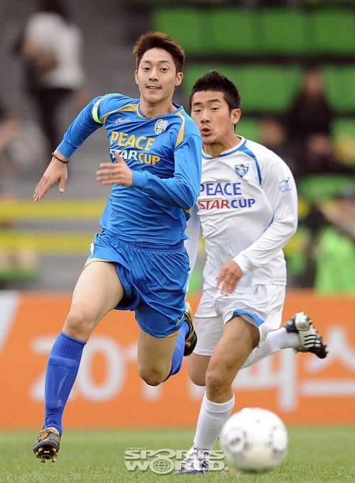 5 "lãng tử trên sân cỏ" của showbiz Hàn - 6