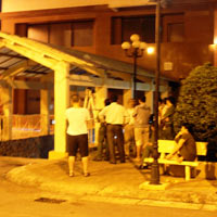 Tin tức trong ngày - Người đàn ông bị điện giật chết trước cửa hầm chung cư