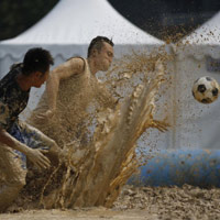 Phi thường - kỳ quặc - Đá bóng trong bùn lầy tại Trung Quốc