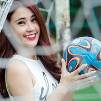 Phim - Ngọc nữ phim 18+ hết mình cổ vũ "cỗ xe tăng" Đức