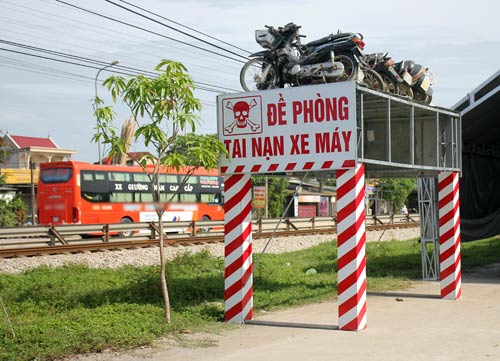 Nghệ An: “Trưng” 8 xe máy nát bét làm biển cảnh báo TNGT - 1