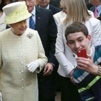 Ảnh ấn tượng: Chụp ảnh "tự sướng" bên Nữ hoàng Anh