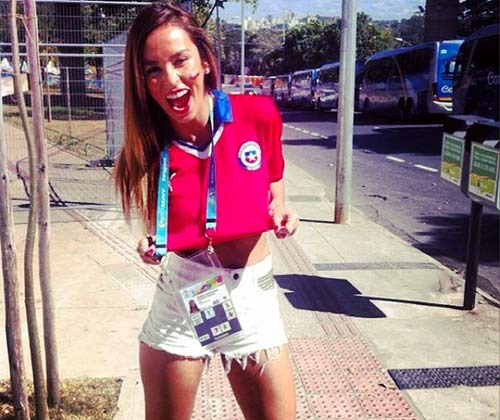Nữ phóng viên Chile cởi áo “đãi mắt” đồng nghiệp - 1