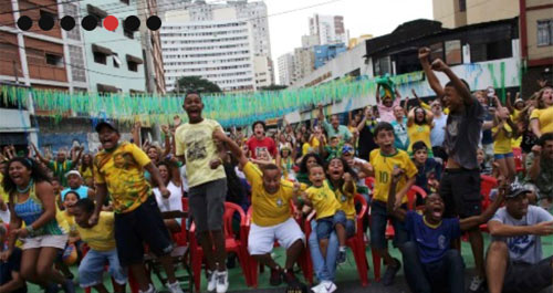 Fan nữ điên cuồng cởi áo mừng chiến thắng của Brazil - 11
