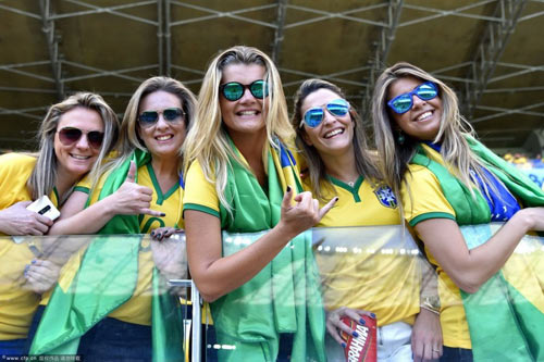 Fan nữ điên cuồng cởi áo mừng chiến thắng của Brazil - 3