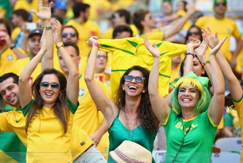 Fan nữ điên cuồng cởi áo mừng chiến thắng của Brazil - 6