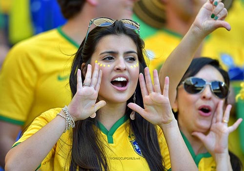 Fan nữ điên cuồng cởi áo mừng chiến thắng của Brazil - 1