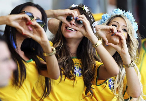 Fan nữ điên cuồng cởi áo mừng chiến thắng của Brazil - 5