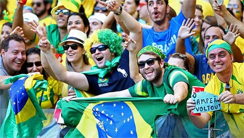 Fan nữ điên cuồng cởi áo mừng chiến thắng của Brazil - 8
