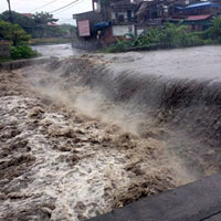 Tin tức trong ngày - Qua đập tràn, chồng chỉ kịp cứu con, vợ bị nước cuốn