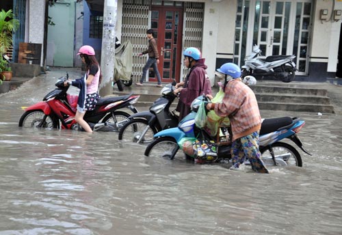 TPHCM: Mưa 1 giờ, có nơi ngập... 1m - 2